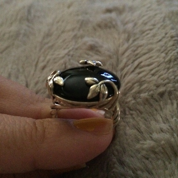 Sterling silver (925) ring.