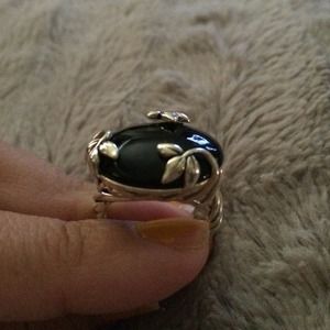 Sterling silver (925) ring.