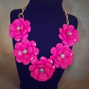 Pretty in pink flower statement necklace NWT