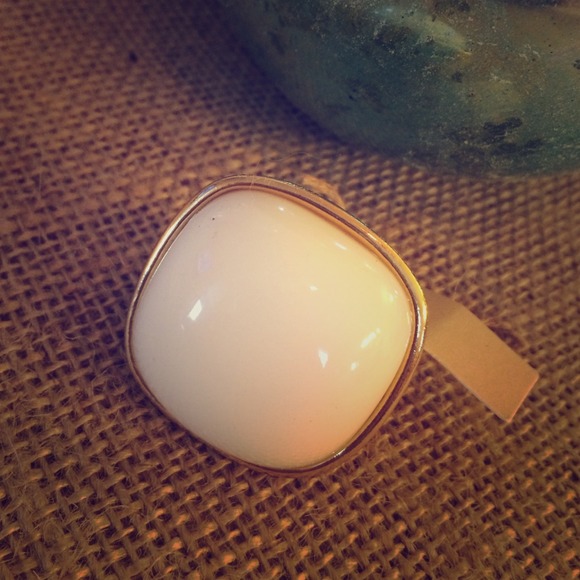 Jewelry - Gold/whit opaque bead statement ring. NWT