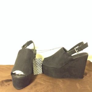 Platform black peep toe
