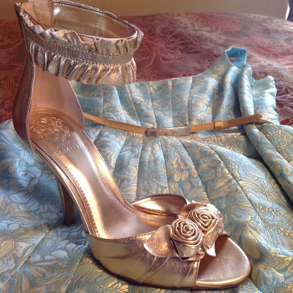 VINCE CAMUTO GOLD HEELS w/ ruffled Ankle Strap - Picture 1 of 4