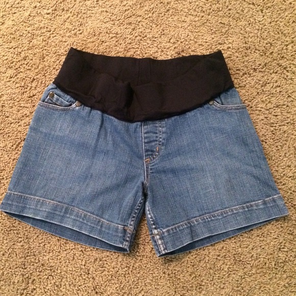 🚫SOLD in Bundle🚫Maternity Shorts- Liz Lange