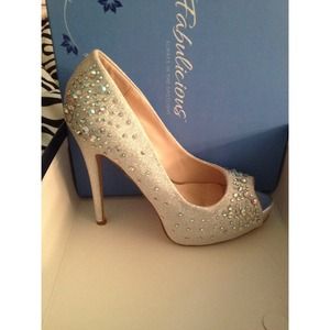 Fabulicious Women's Heiress Silver Pumps