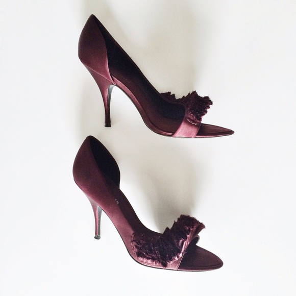 Karen Millen Shoes - HP 4/18 💖 Karen Millen Satin Ruffle Heels