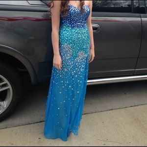 Gorgeous prom dress.