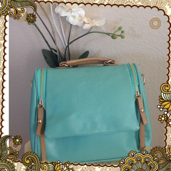 **SOLD**BRAND NEW Teal Classic Crossbody Bag