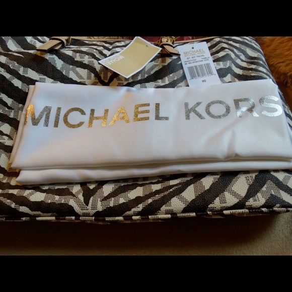 ๐SOLD๐ MICHAEL KORS Vanilla Jet Set Travel Tote - Picture 3 of 4