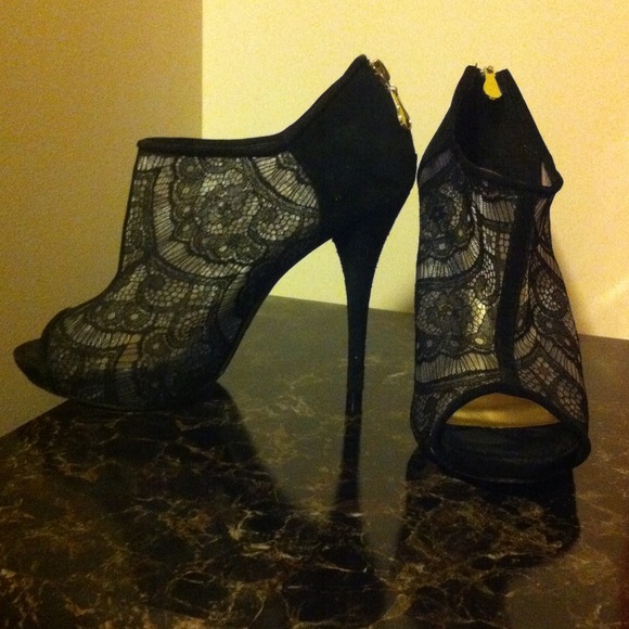 *REDUCED* Black lace peep toe pumps