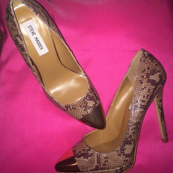 Sleek,Gold front, snake skin pump.