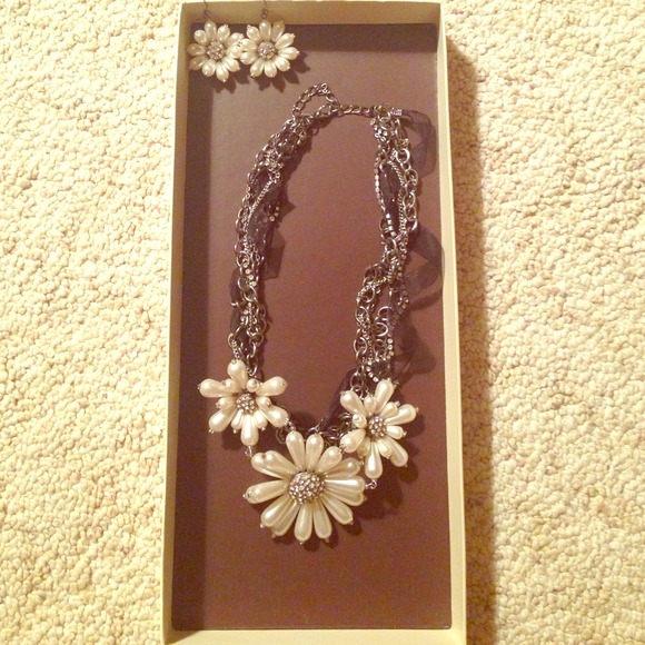 REDUCED❗️Vera Wang Necklace & Earring Set