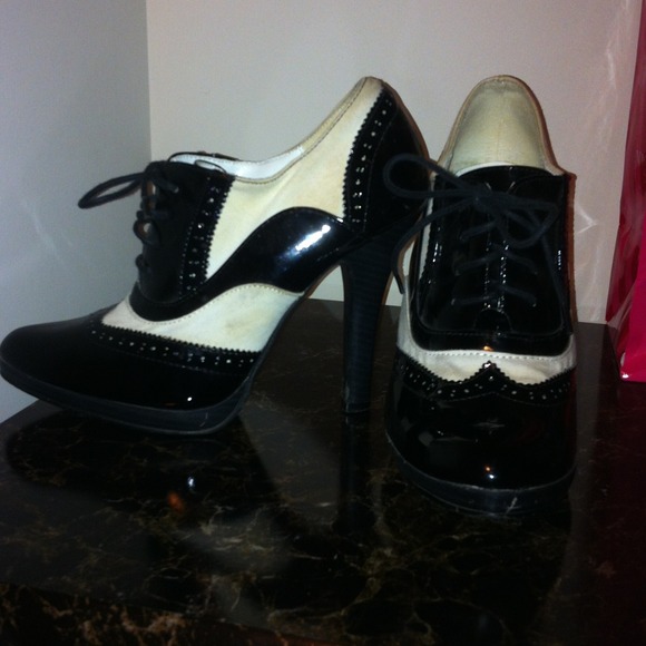 Black and white lace up pumps