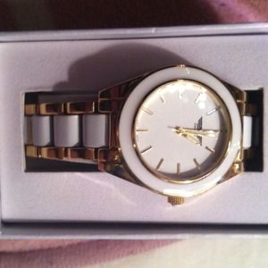 A brand new Deporte Kemora ladies watch.