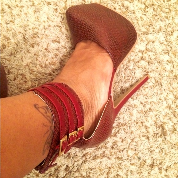 Sexy wine-colored, never-before-worn heels! - Picture 2 of 4