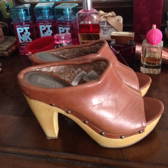 Mossimo leather clogs