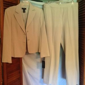 Rafaella two piece pant suit size 6P.