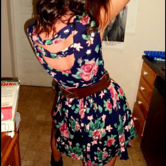 Adorable floral summer dress 🌺 - Picture 2 of 4