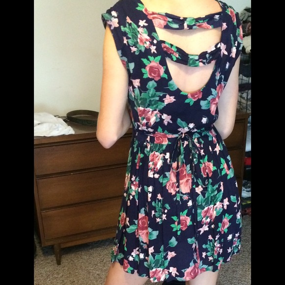 Adorable floral summer dress 🌺 - Picture 3 of 4