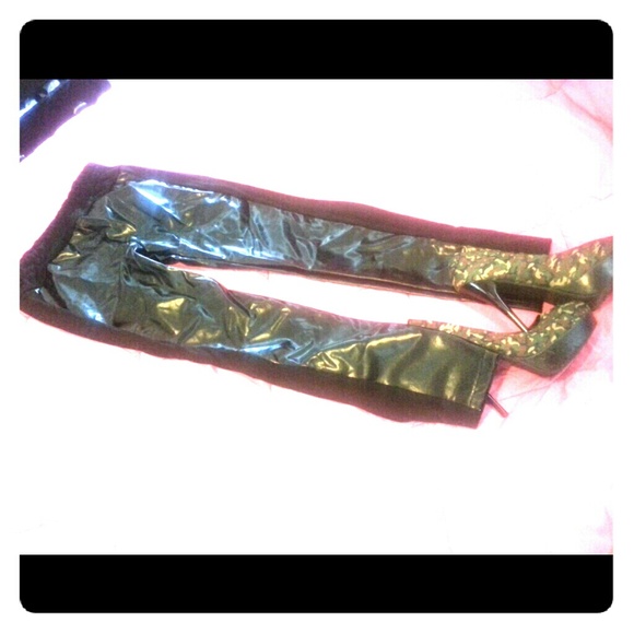 Patent leather panel leggings