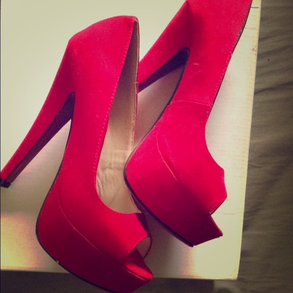 Red pumps. New!