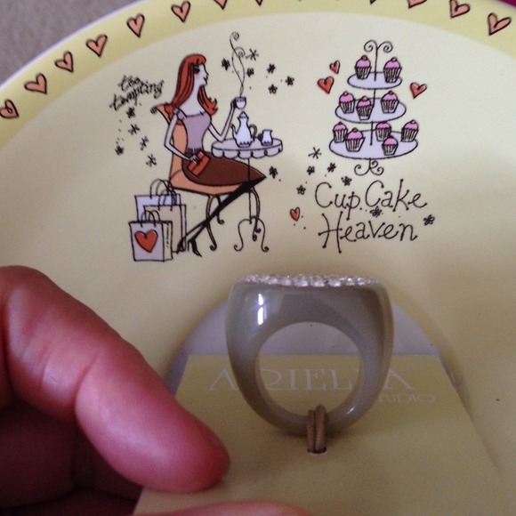 Size 6 resin ring with crystals - Picture 3 of 4