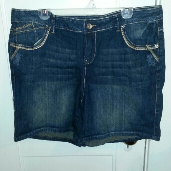 ***SOLD ON VINTED****Paris blues denim shorts