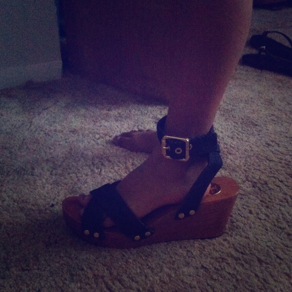 SUPER CUTE TORY BURCH WEDGES!!!!