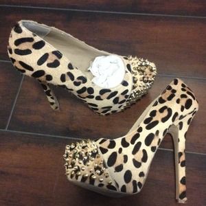 **SOLD** Steve Madden Leopard Bolddd Pumps