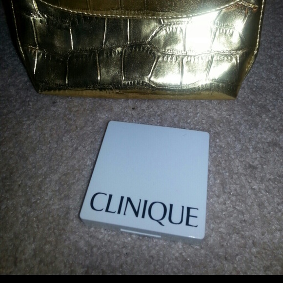 Clinique Compact - Picture 3 of 3
