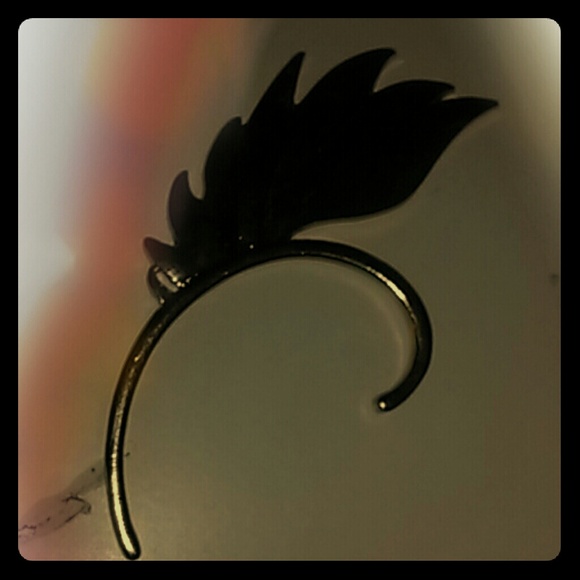 Goldtone Angel wing ear ring