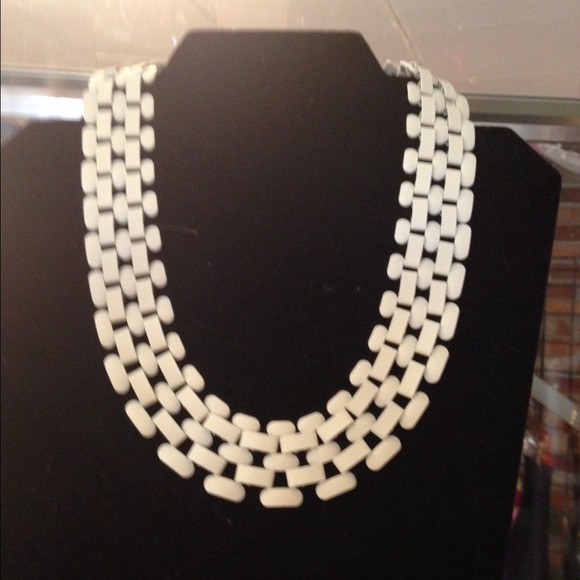 🎉NEW!!🎉 White chain link necklace
