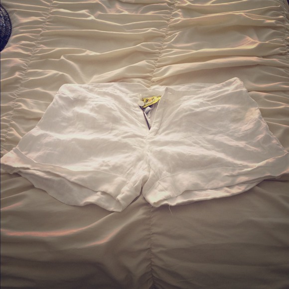 💢SOLD💢 Juicy Couture White Shorts - Picture 1 of 4