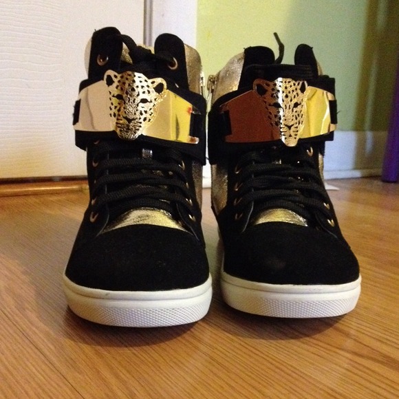 Black/Gold Cheetah Sneakers!