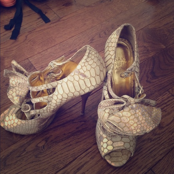 Saks Fifth Ave Croc Embossed Heels - Picture 1 of 2