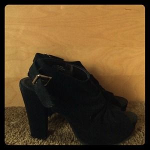 Mule like black sandals