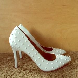 Spike pointed toe white pumps
