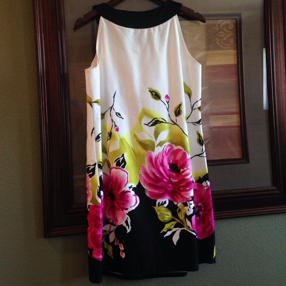 SOLD in Bundle Hawaiian floral print dress. - Picture 2 of 3
