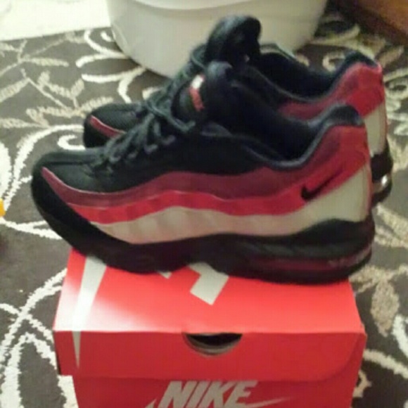 Nike sneakers like new size 5.5y size 7 woman