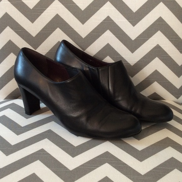 Stuart Weitzman black leather ankle shoes 7