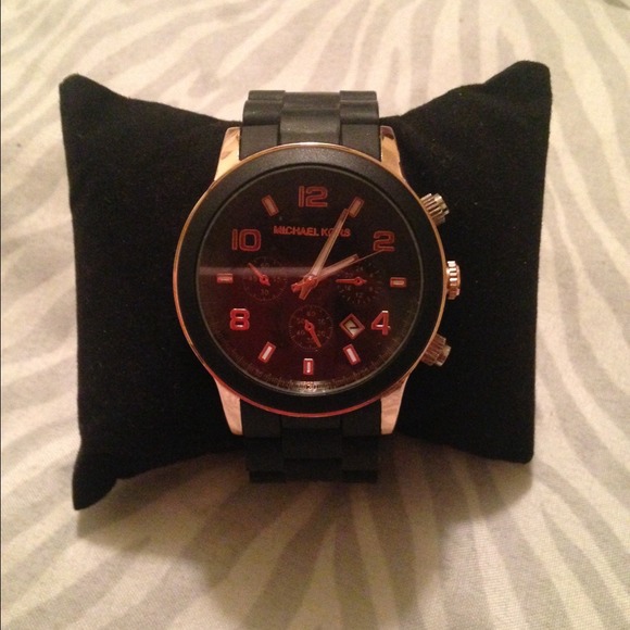 Beautiful women's Michael Kors watch - Picture 2 of 4