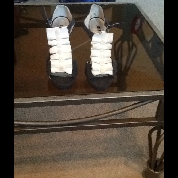 J.Lo 6 black & grey ruffled shoe - Picture 3 of 3