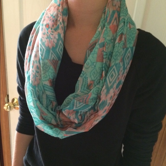 🚫SOLD🚫 green and pink infinity scarf - Picture 2 of 3