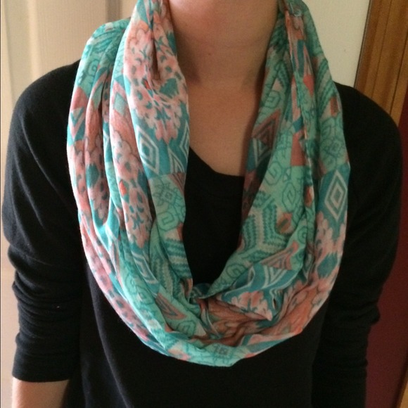 🚫SOLD🚫 green and pink infinity scarf - Picture 3 of 3