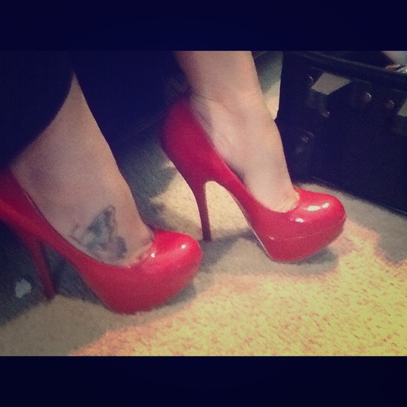 Coral/redish patent leather heel
