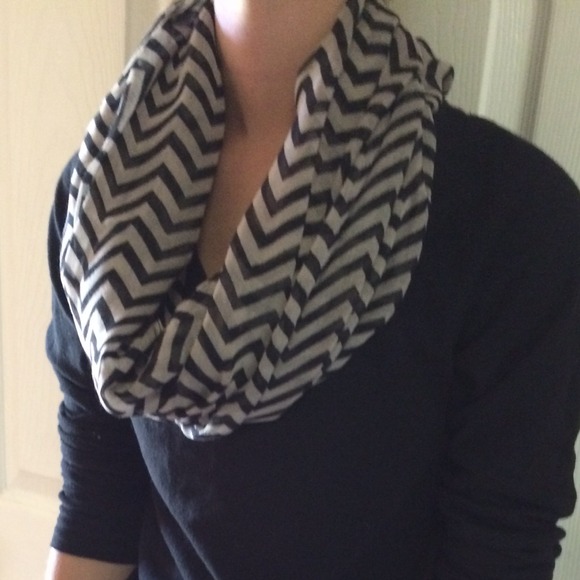 Accessories - 🚫SOLD🚫New Black and Tan infinity scarf