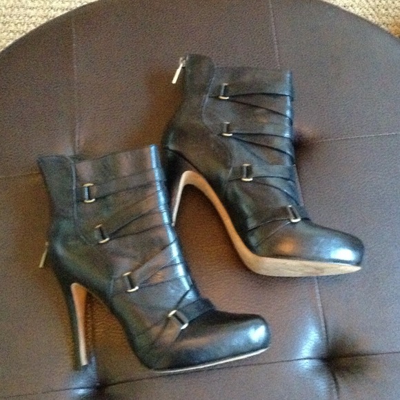 BOUTIQUE 9 BLACK BOOTIE Sz10