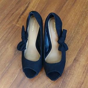 Black heels with bow. Size 7.5