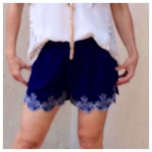 Chic embroider scalloped hem shorts SALE - Picture 2 of 4