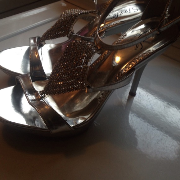 Silver prom shoes - Picture 2 of 2