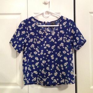 Cute daisy shirt!! NEVER WORN
